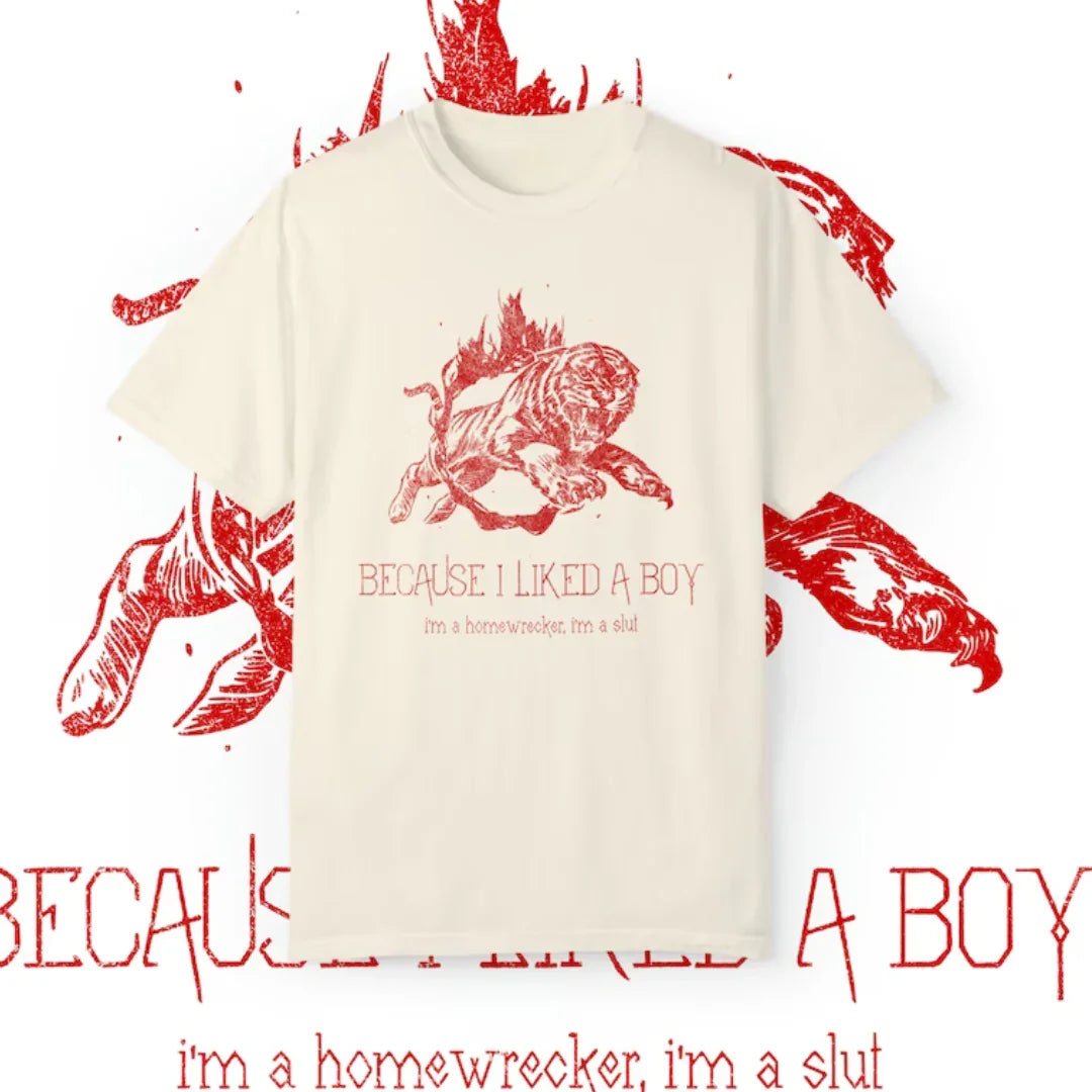 Camiseta Básica Sabrina Carpenter Because I Liked A Boy Pérola