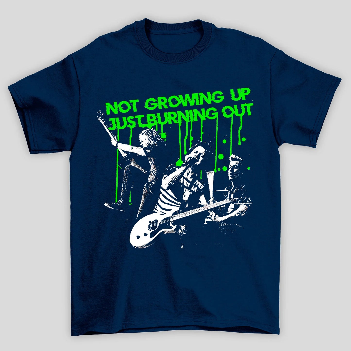 Camiseta Básica Not Growing Up Just Burning Out Green Day