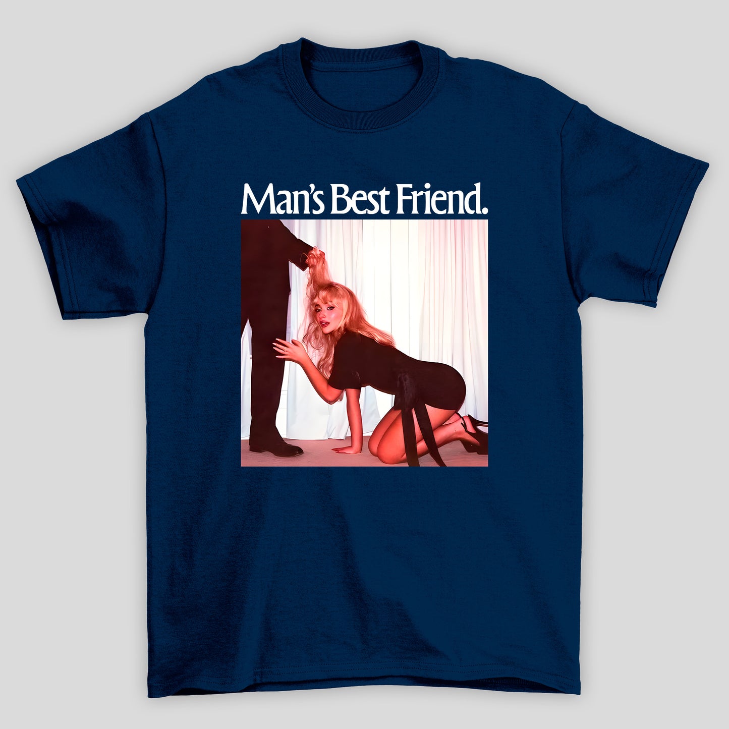 Camiseta Básica Sabrina Carpenter Man's Best Friend