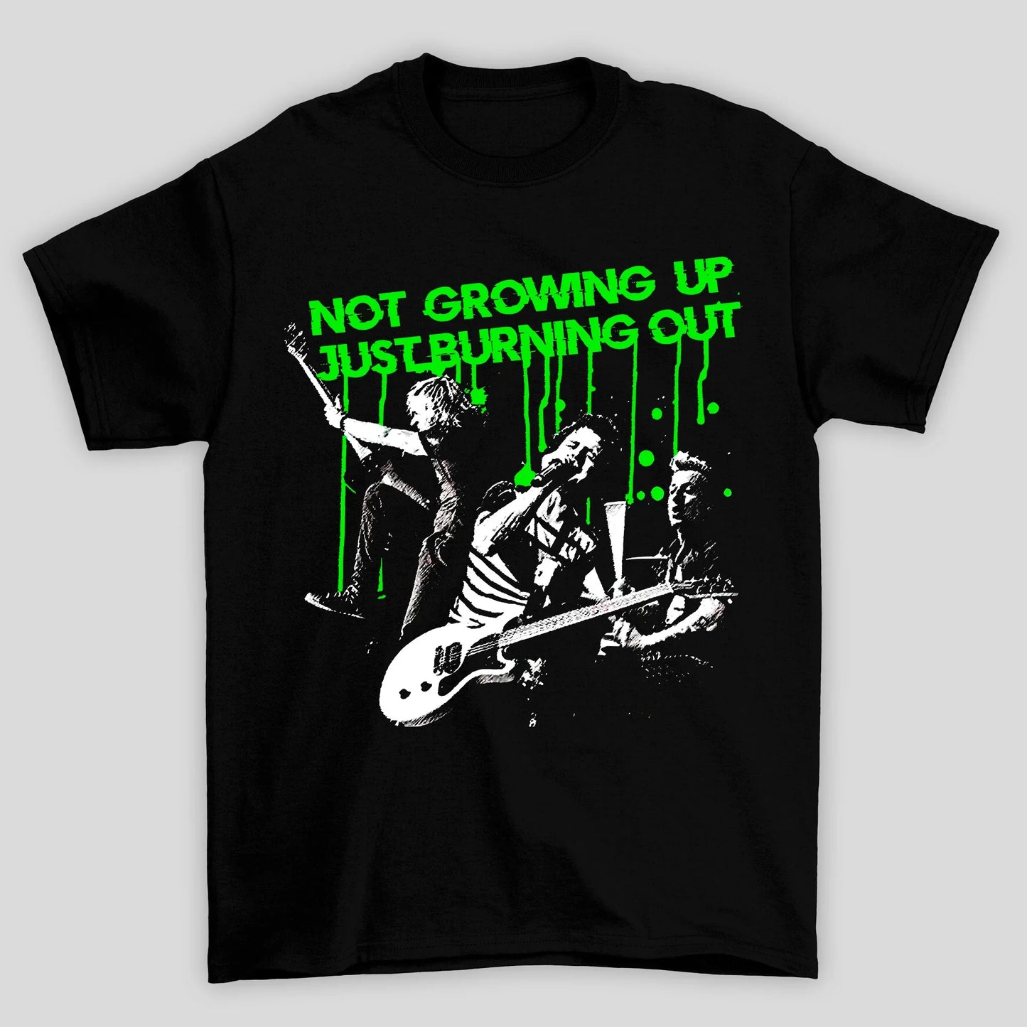 Camiseta Básica Not Growing Up Just Burning Out Green Day