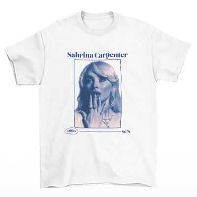Camiseta Básica Sabrina Carpenter Short N' Sweet, Album-BRANCO