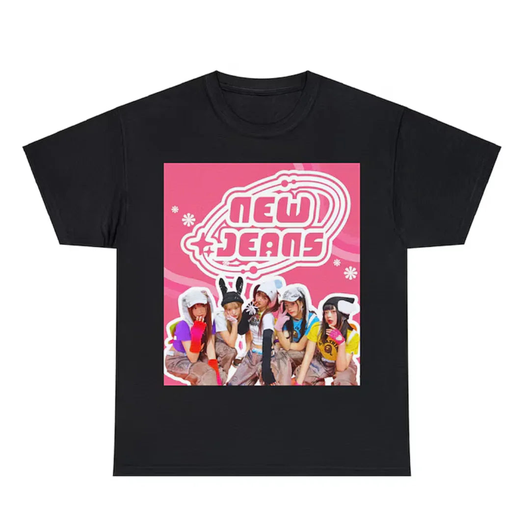 Camiseta Básica NewJeans Nostalgic - preto