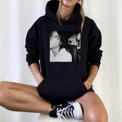 Moletom Canguru BTS Taehyung V Layover Polaroid - Preto