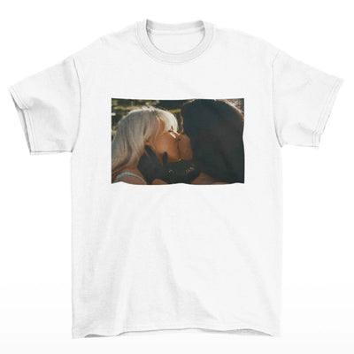 Camiseta Básica Sabrina Carpenter Kiss-BRANCO
