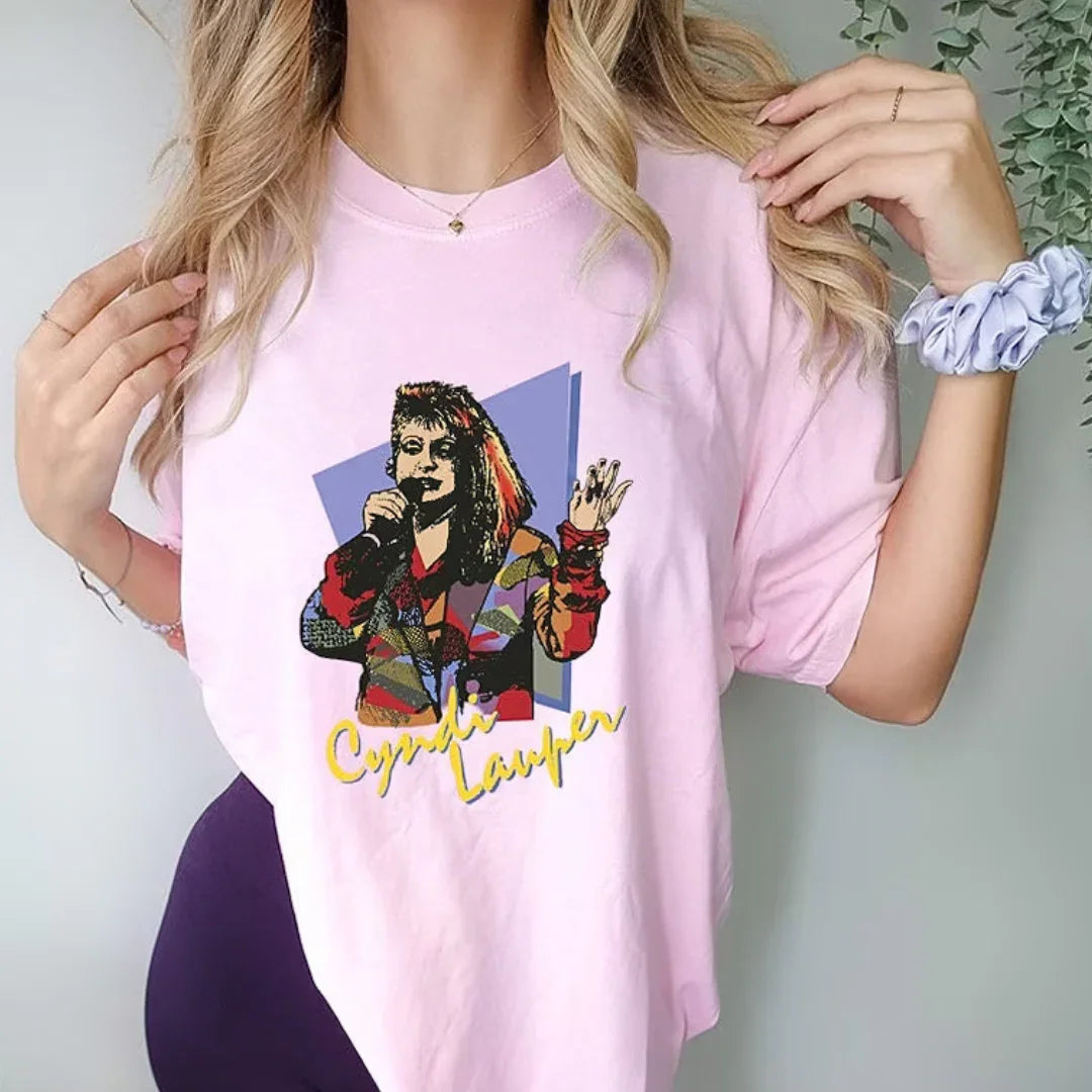 Camiseta Básica Cyndi Lauper Retro Aesthetic - Rosa Bebê