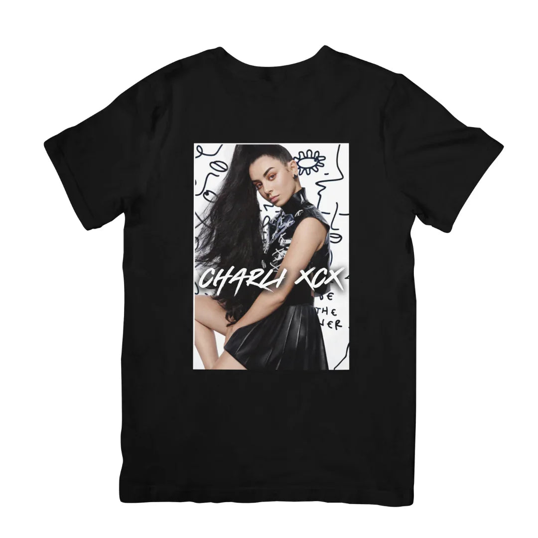 Camiseta Básica Charli XCX Illustrated Preto