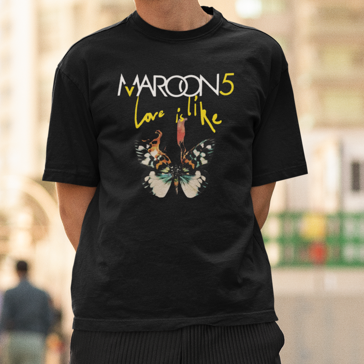 Camiseta Básica Maroon 5 Love Is Like