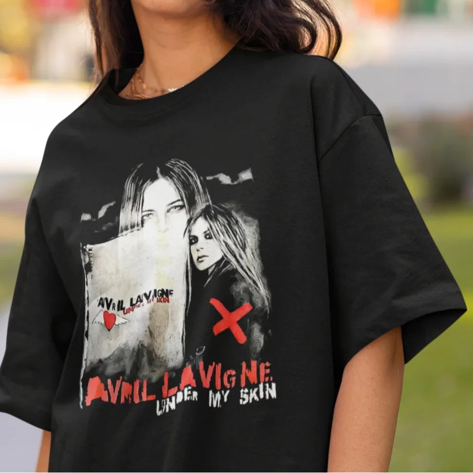 Camiseta Básica Avril Lavigne Under My Skin