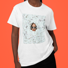 Camiseta Básica Rihanna White Roses