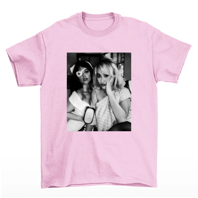 Camiseta Básica Sabrina Carpenter Halloween Customer Rosa bebê 