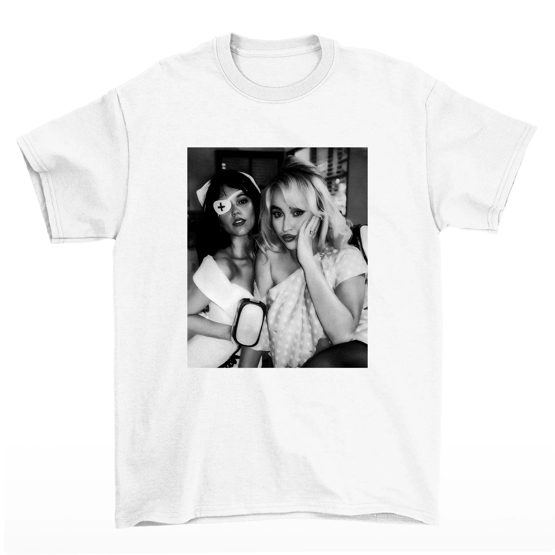 Camiseta Básica Sabrina Carpenter Halloween Customer Branco