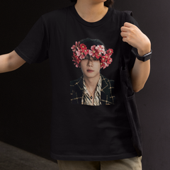 Camiseta Básica The Rose Taegyeom Flowers