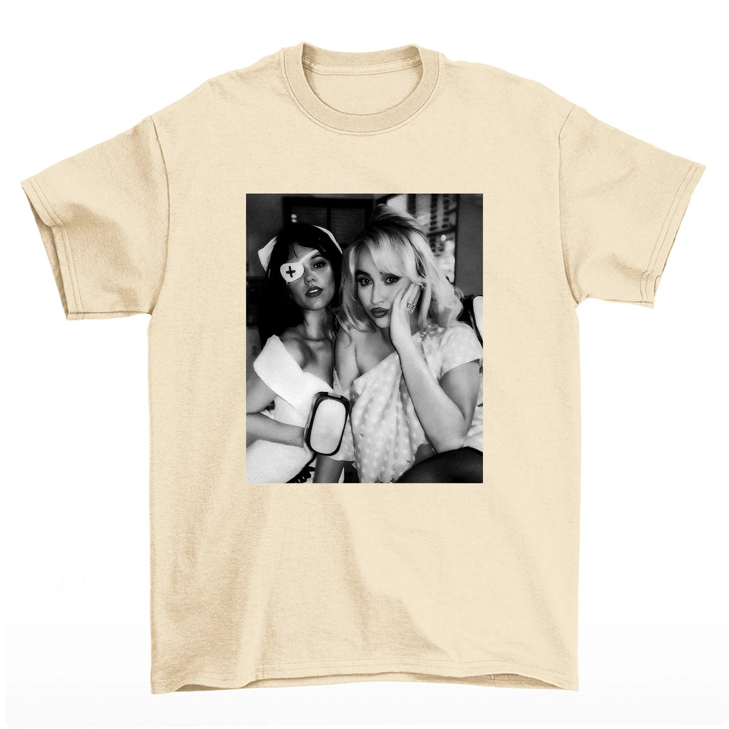 Camiseta Básica Sabrina Carpenter Halloween Customer Pérola 