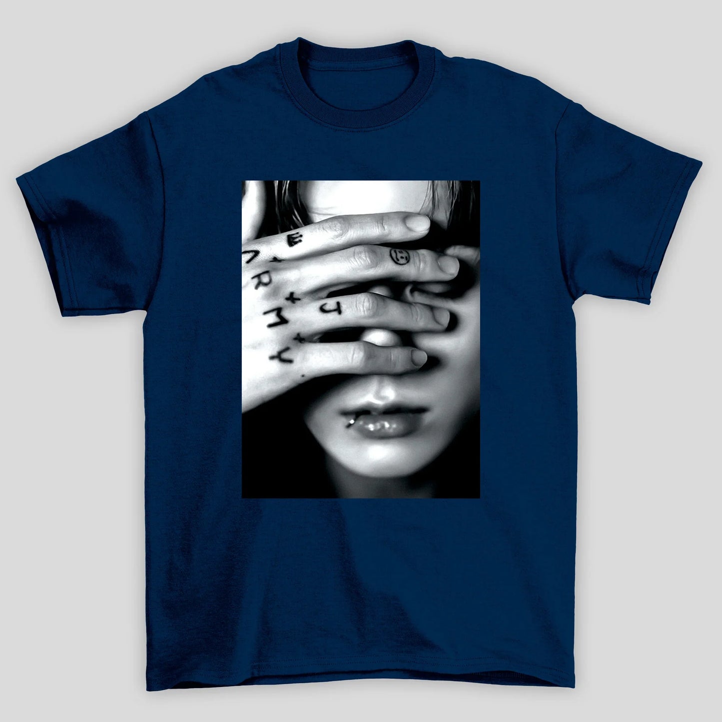 Camiseta Básica BTS Jungkook Covering Eyes