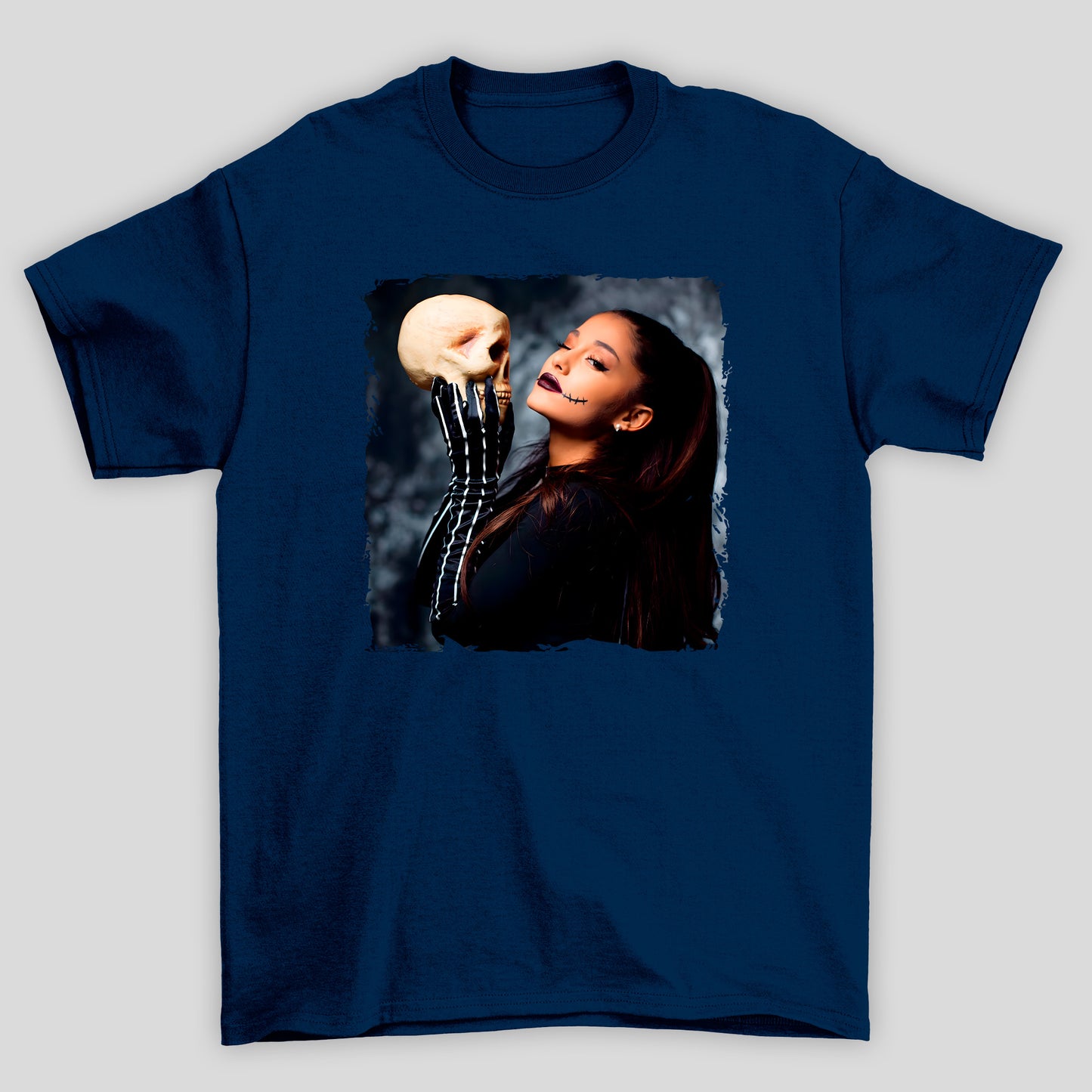 Camiseta Básica Ariana Grande Caveira Halloween