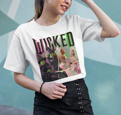 Camiseta Básica Ariana Grande Wicked Movie Collab