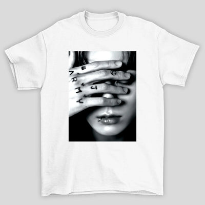 Camiseta Básica BTS Jungkook Covering Eyes
