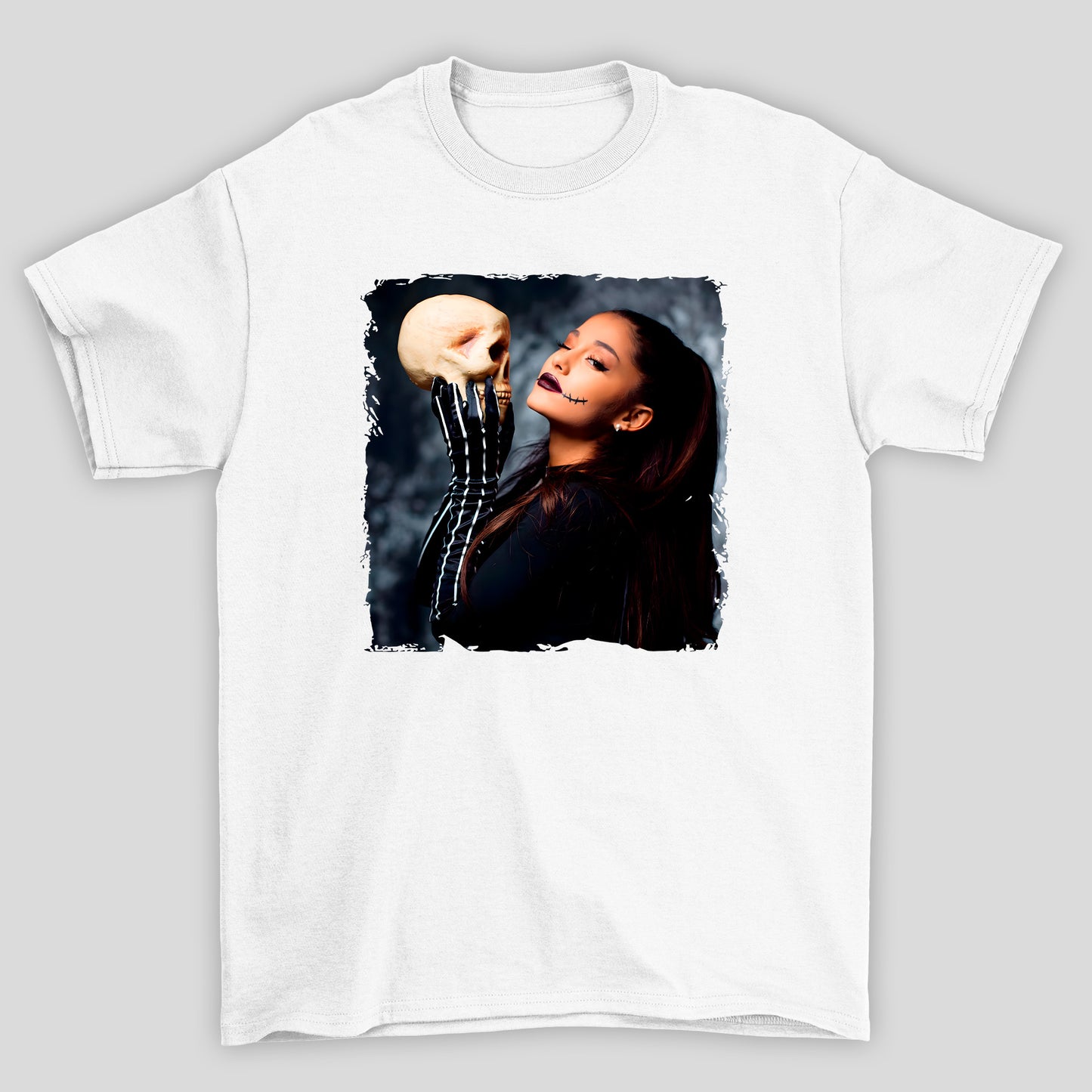 Camiseta Básica Ariana Grande Caveira Halloween