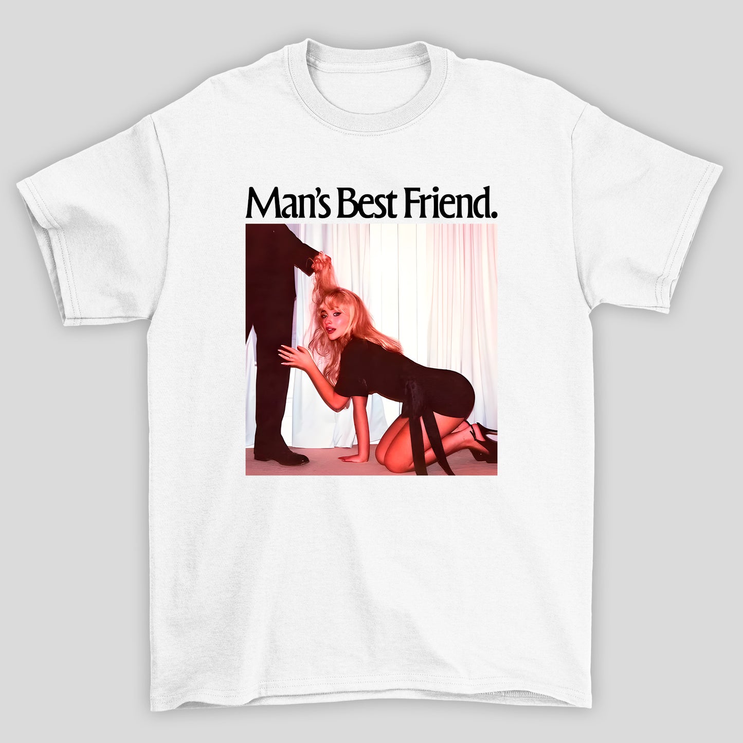 Camiseta Básica Sabrina Carpenter Man's Best Friend