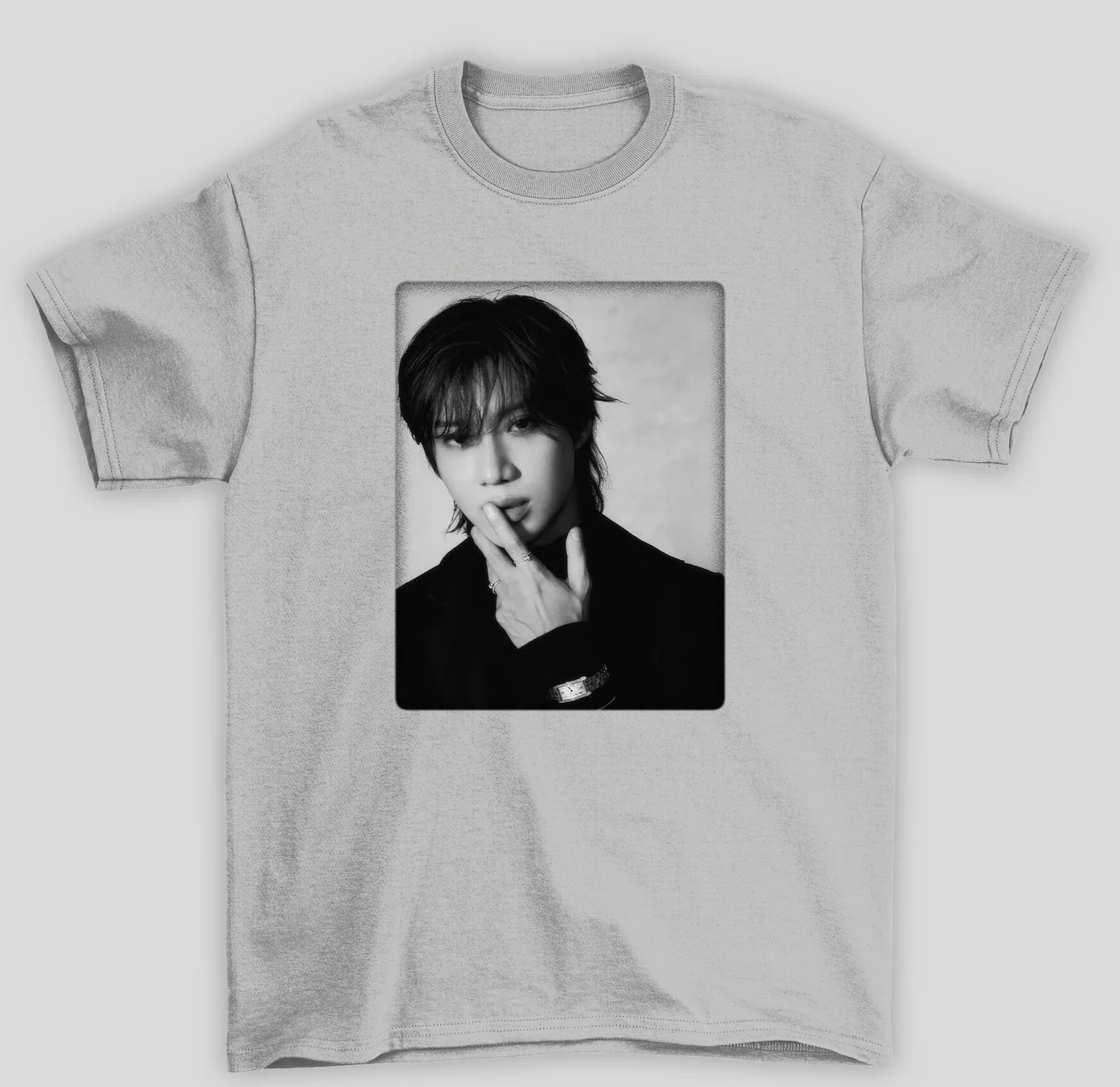 Camiseta Básica Shinee Taemin Photo P&B- cinza