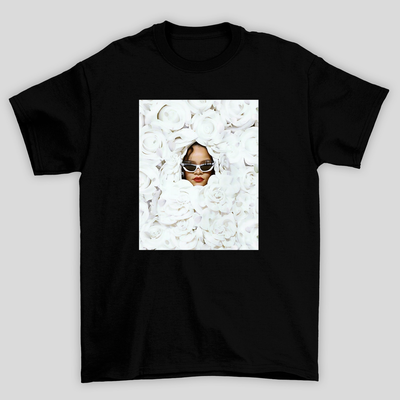 Camiseta Básica Rihanna White Roses