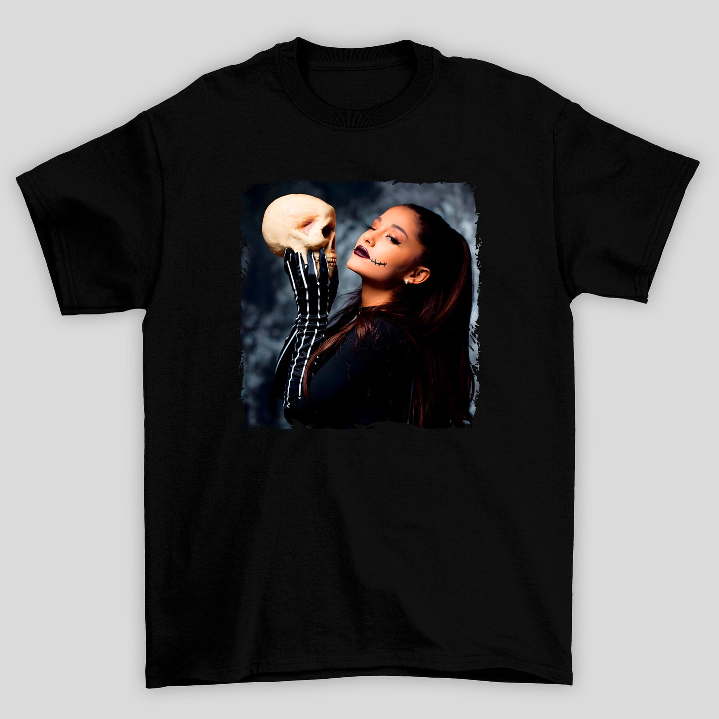 Camiseta Básica Ariana Grande Caveira Halloween