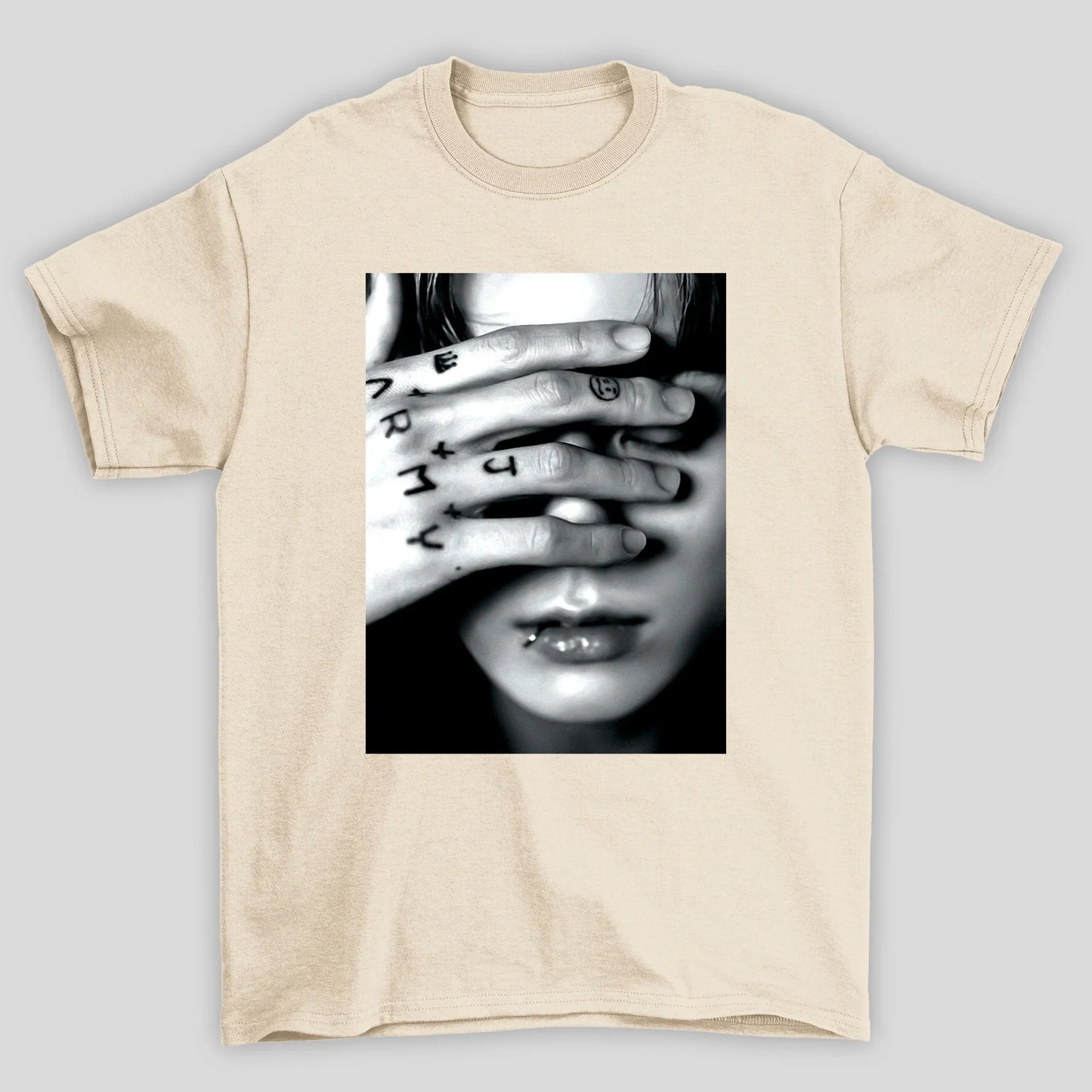 Camiseta Básica BTS Jungkook Covering Eyes