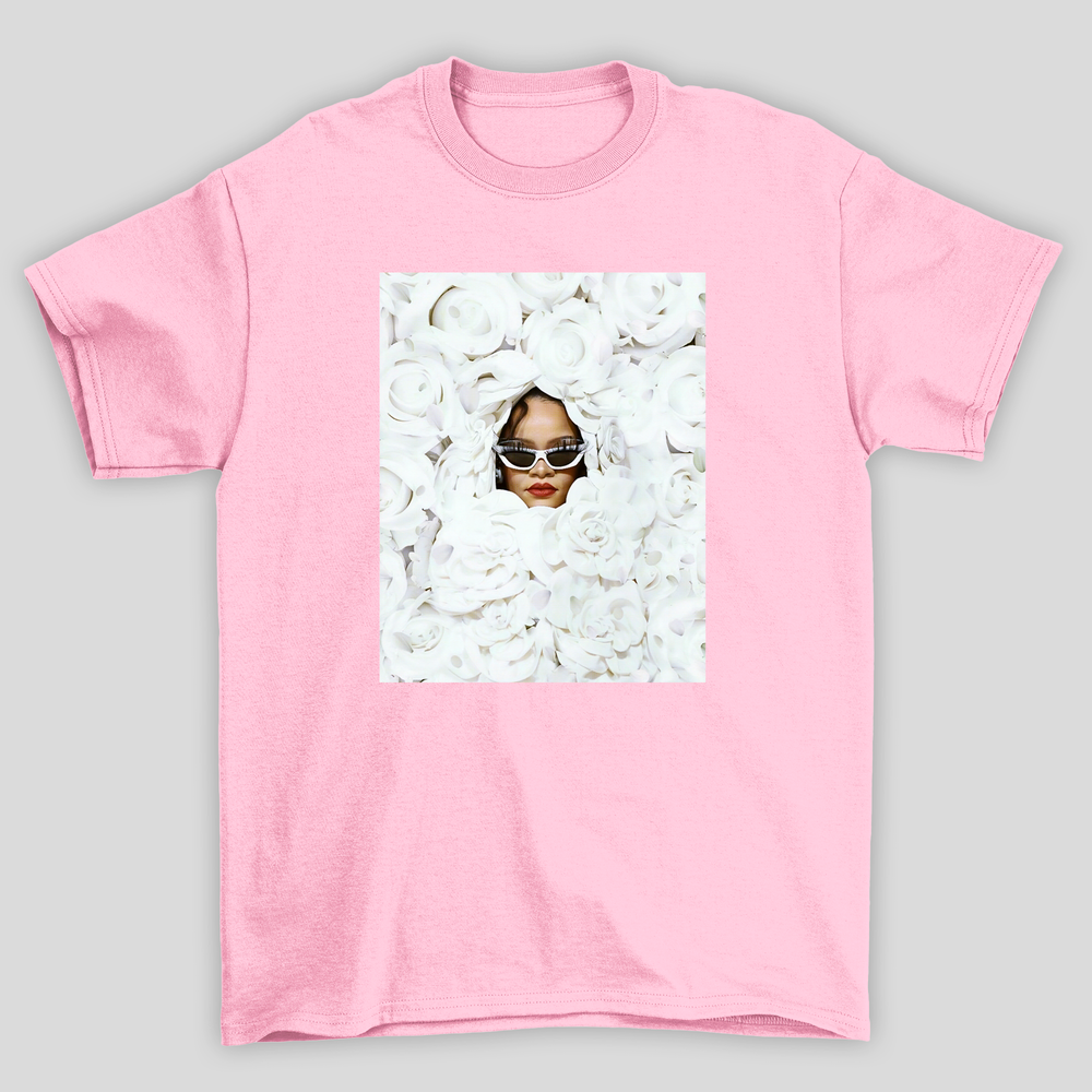 Camiseta Básica Rihanna White Roses