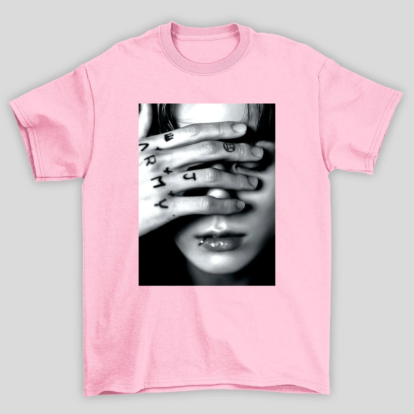 Camiseta Básica BTS Jungkook Covering Eyes