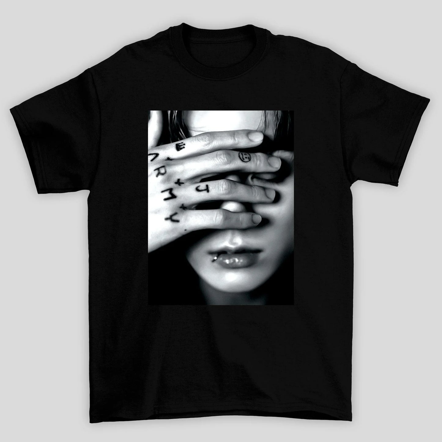 Camiseta Básica BTS Jungkook Covering Eyes