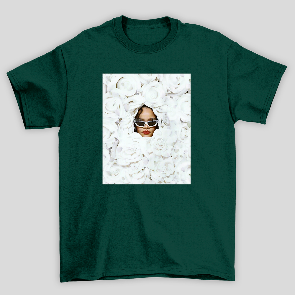 Camiseta Básica Rihanna White Roses