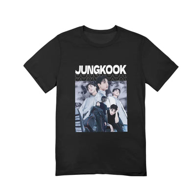 Camiseta Básica BTS Jungkook Graphic Collab Aesthetic-PRETO