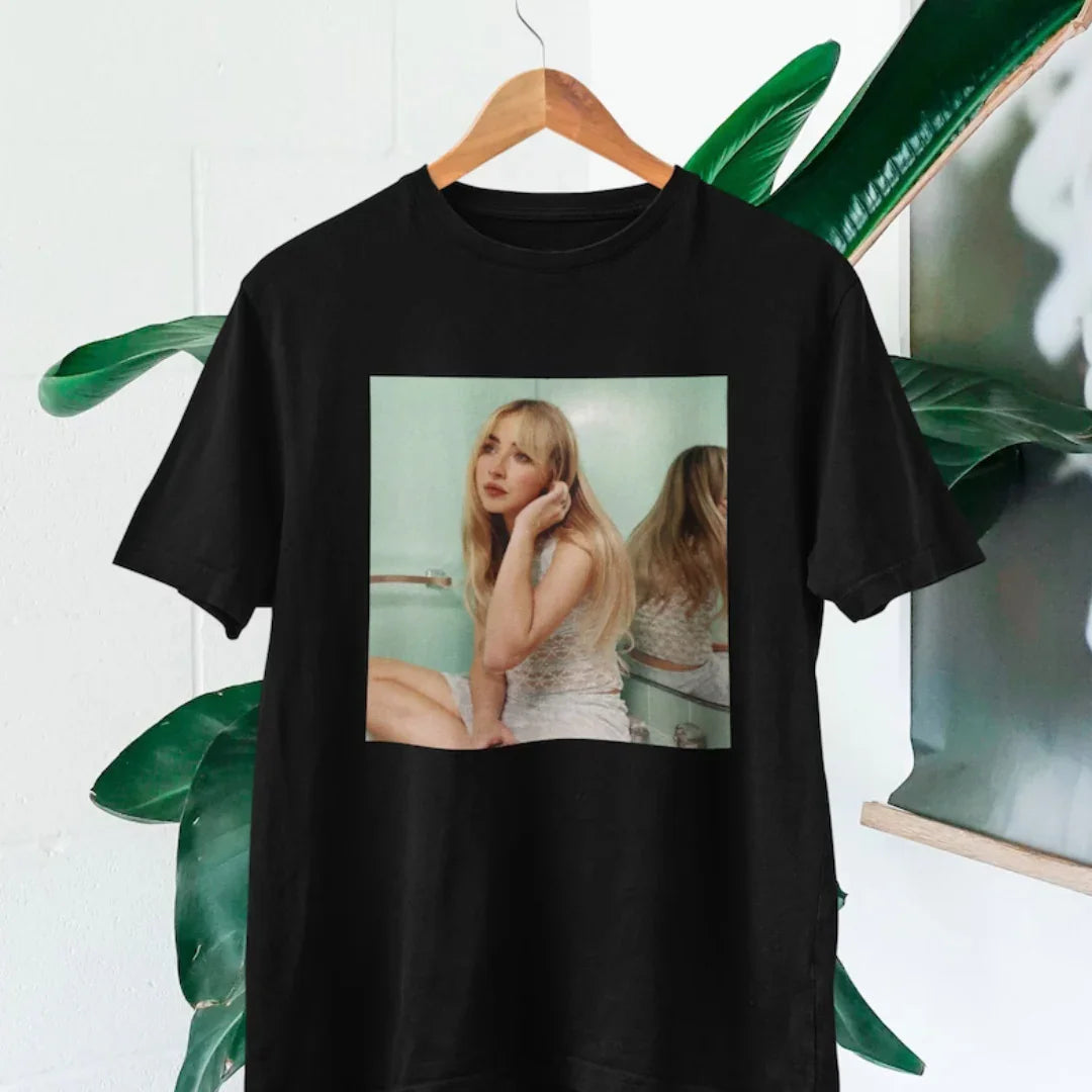 Camiseta Básica Sabrina Carpenter Photo Preto