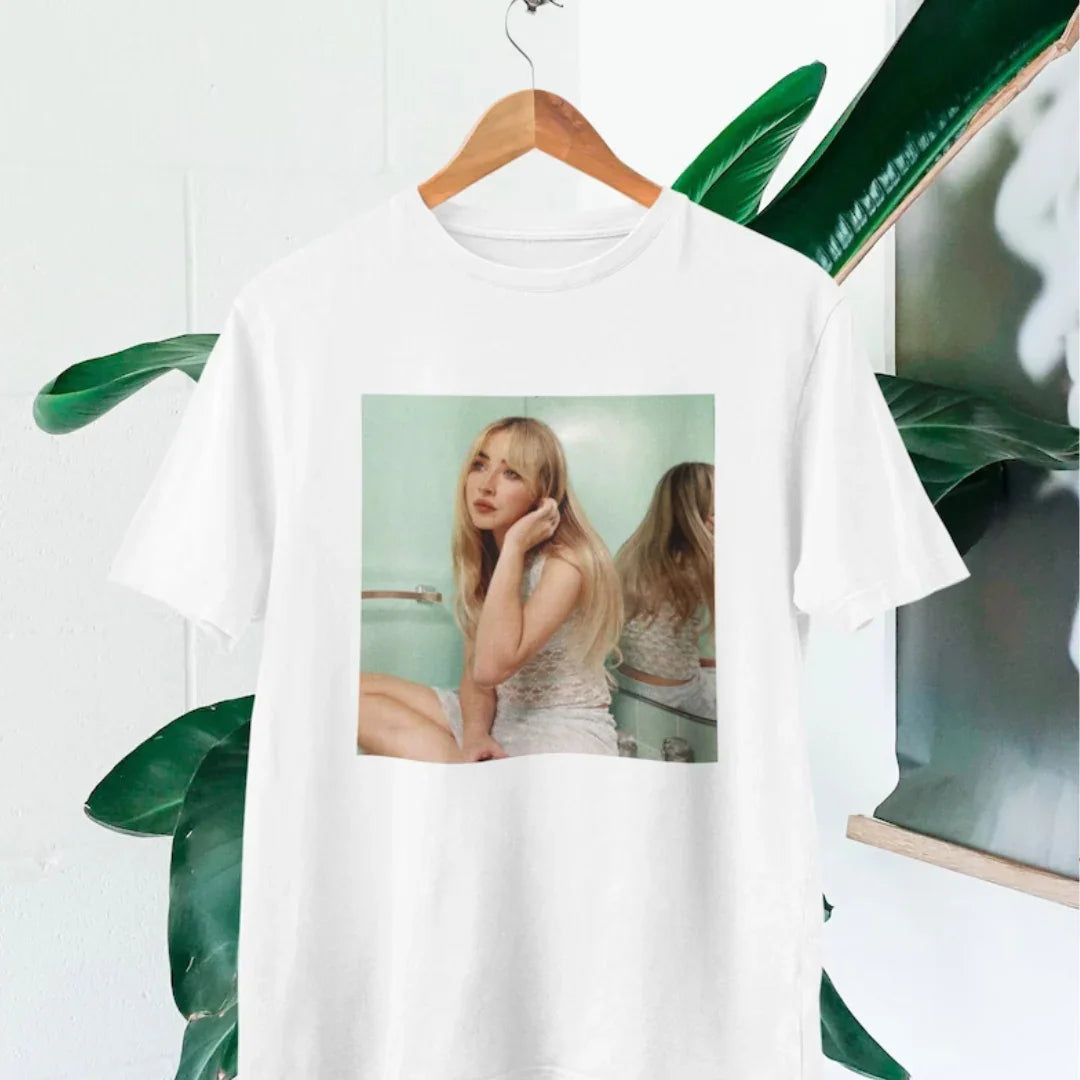Camiseta Básica Sabrina Carpenter Photo Branco