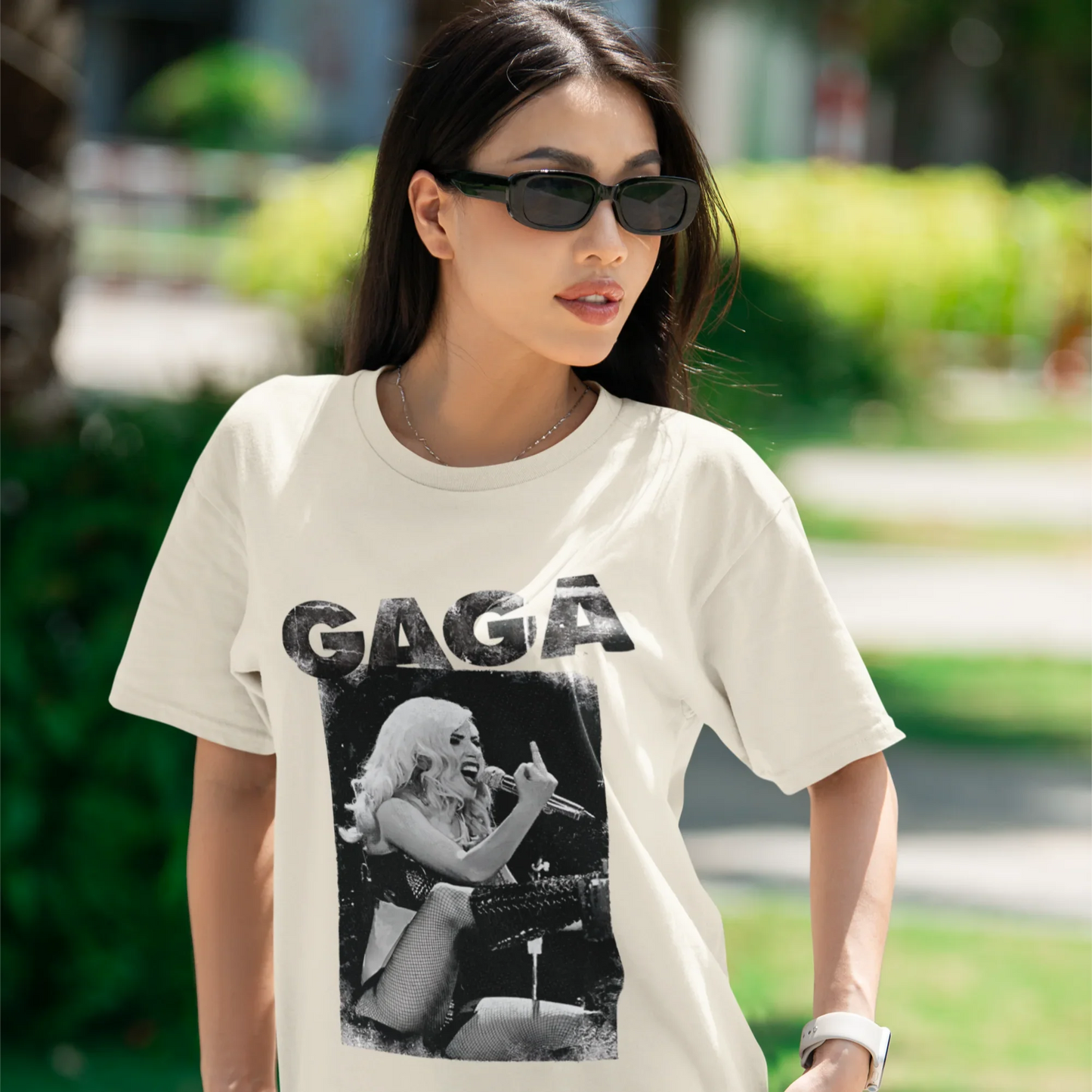 Camiseta Básica Lady Gaga Middle Finger
