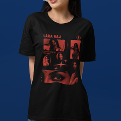 Camiseta Básica Katseye Lara Raj Graphic