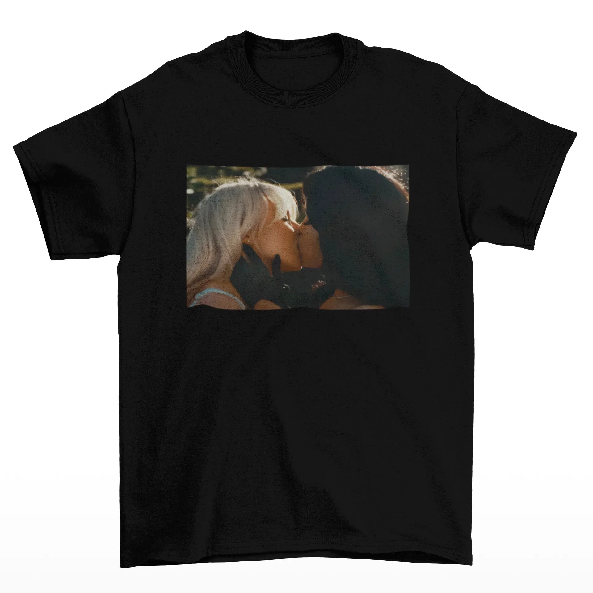 Camiseta Básica Sabrina Carpenter Kiss-PRETO