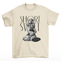 Camiseta Básica Sabrina Carpenter P&B Vintage