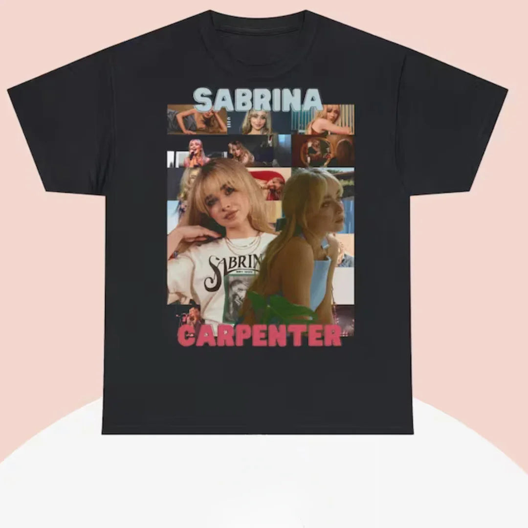 Camiseta Básica Sabrina Carpenter Collab Preto