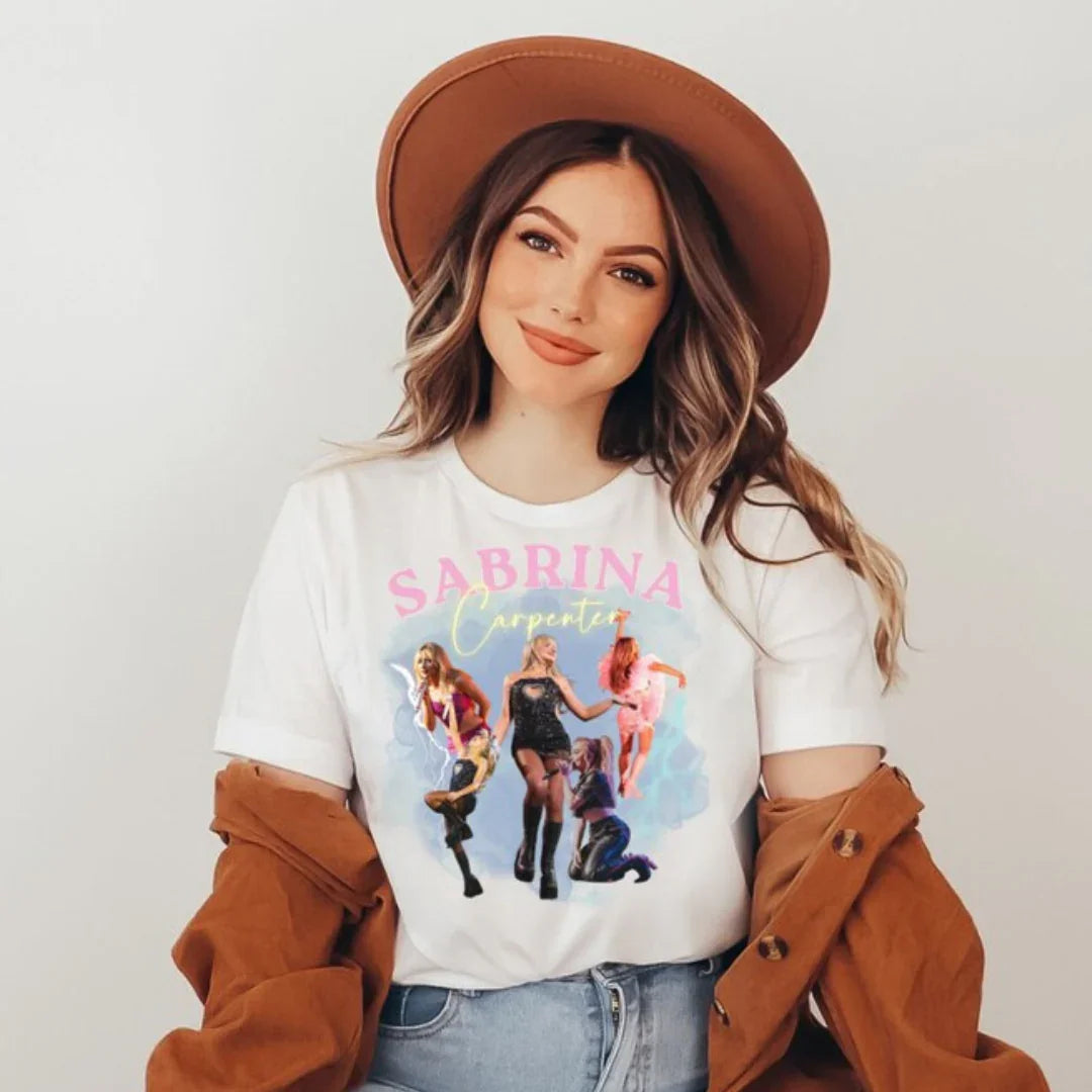 Camiseta Básica Sabrina Carpenter Graphic Branco