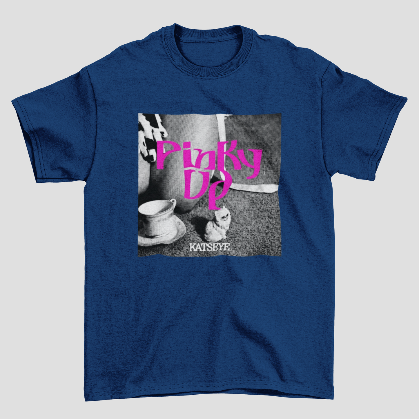 Camiseta Básica Katseye Pinky Up Cat Photo