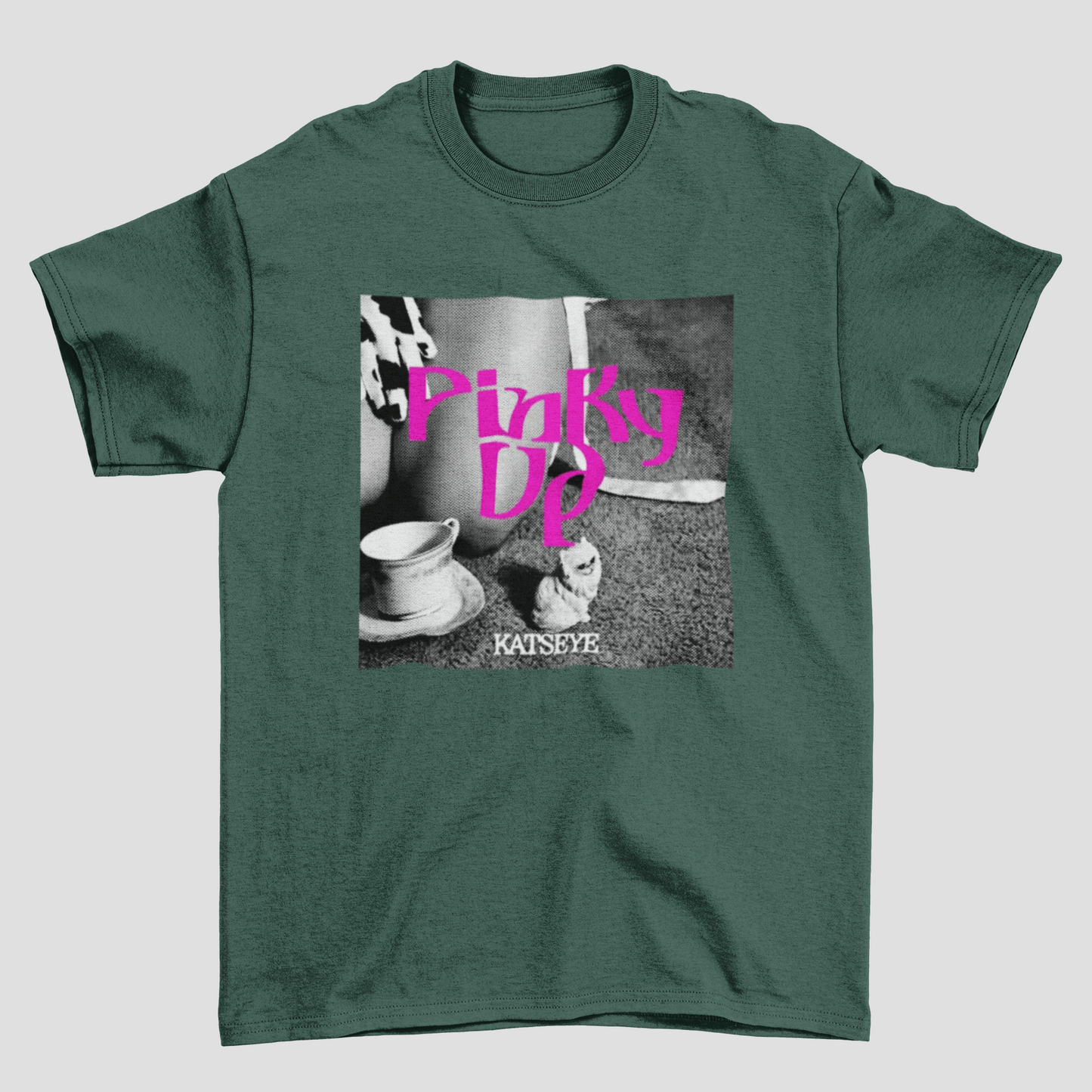 Camiseta Básica Katseye Pinky Up Cat Photo