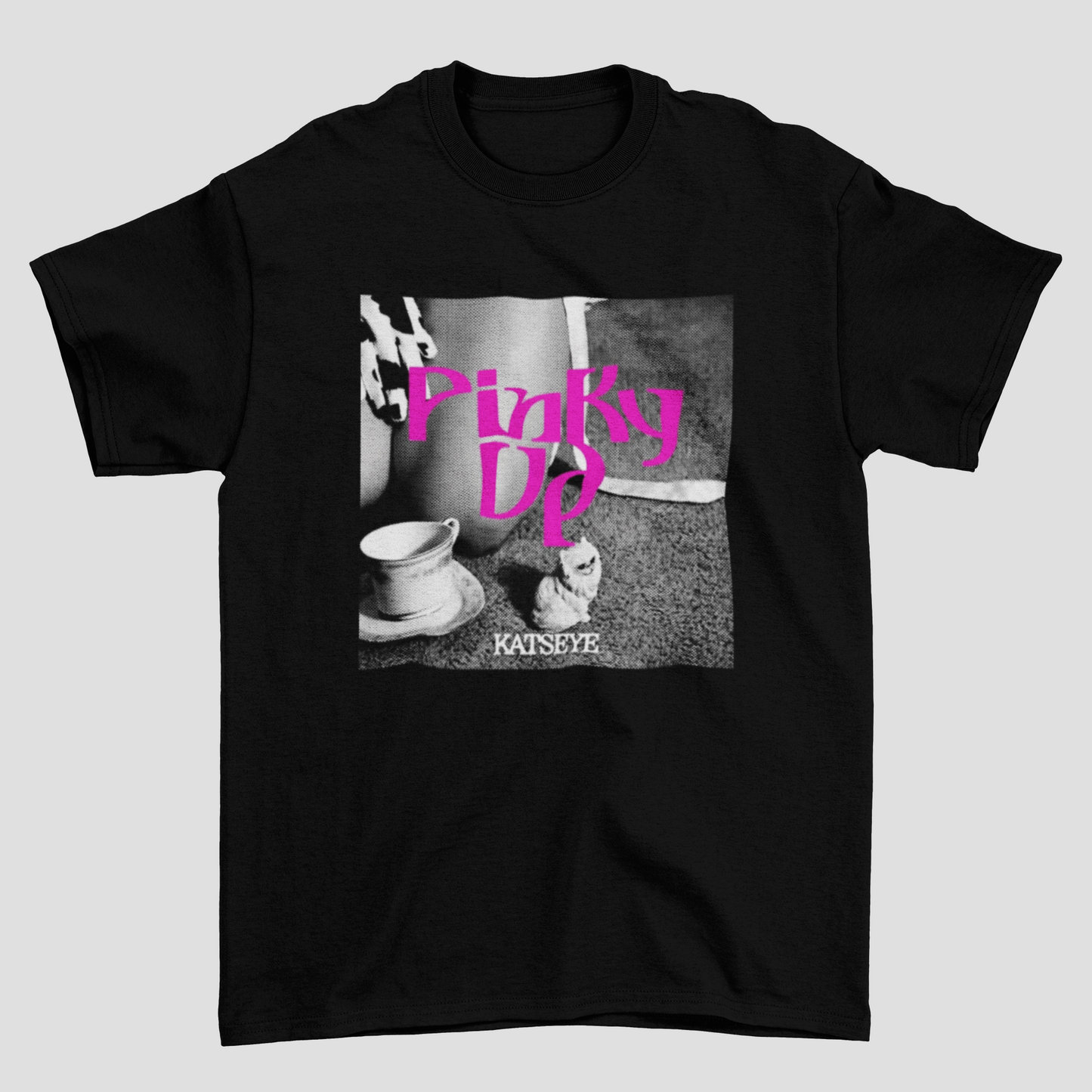 Camiseta Básica Katseye Pinky Up Cat Photo