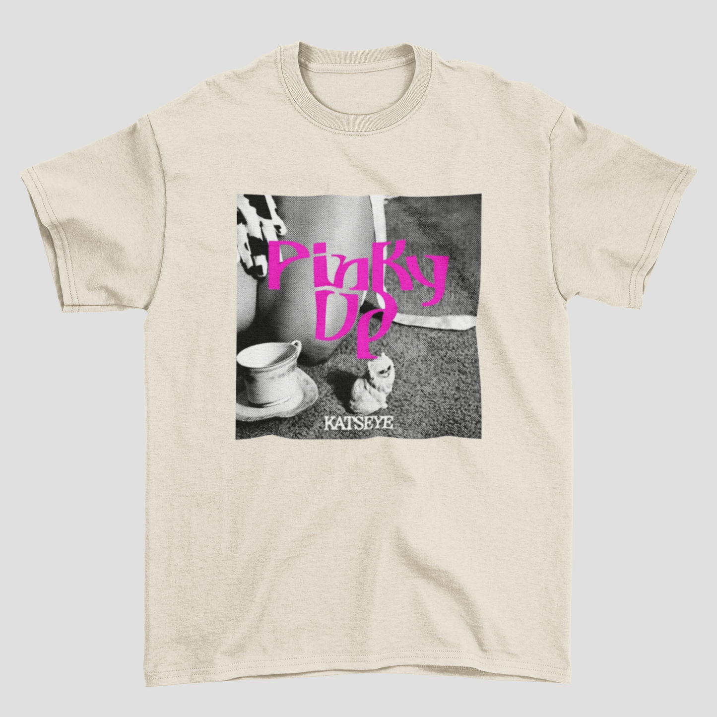 Camiseta Básica Katseye Pinky Up Cat Photo