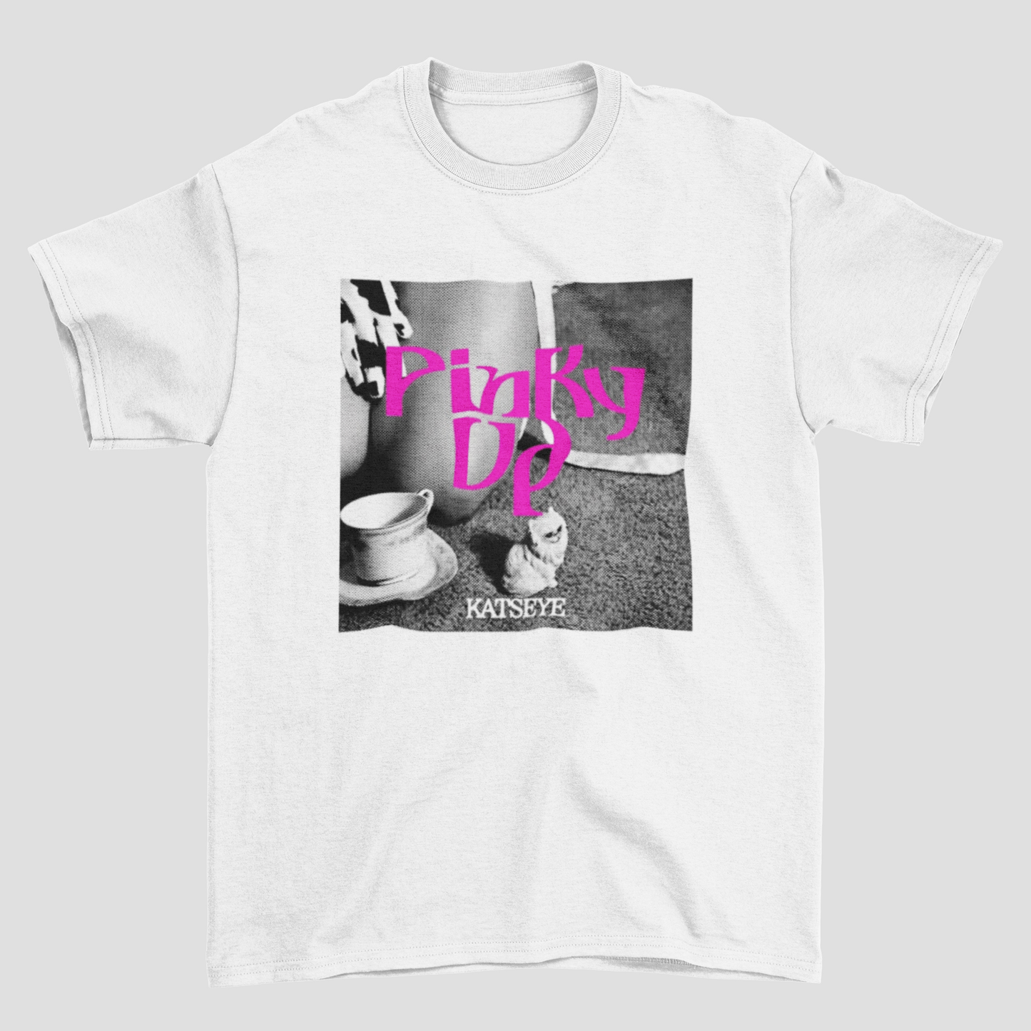 Camiseta Básica Katseye Pinky Up Cat Photo