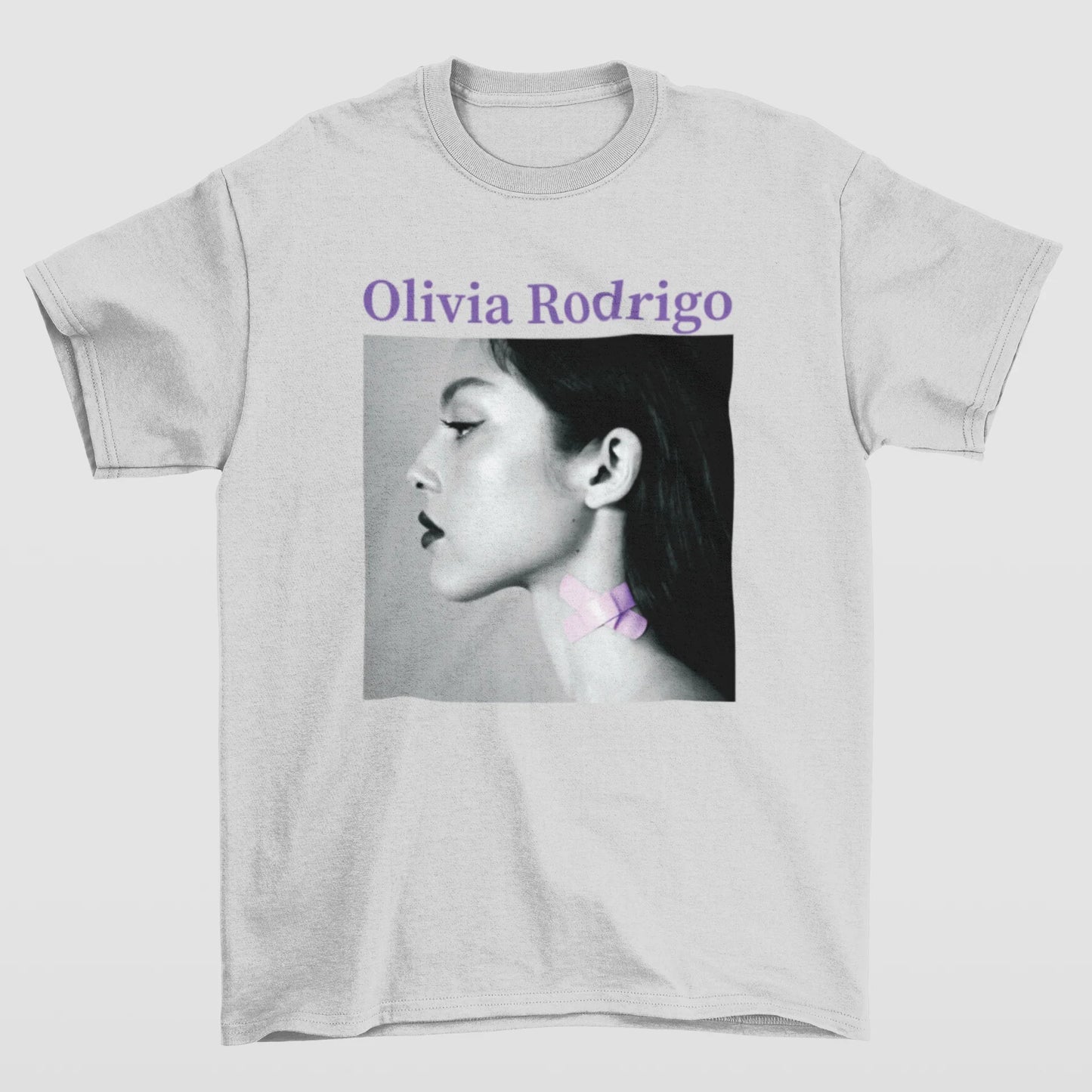 Camiseta Básica Face Olivia Rodrigo- cinza