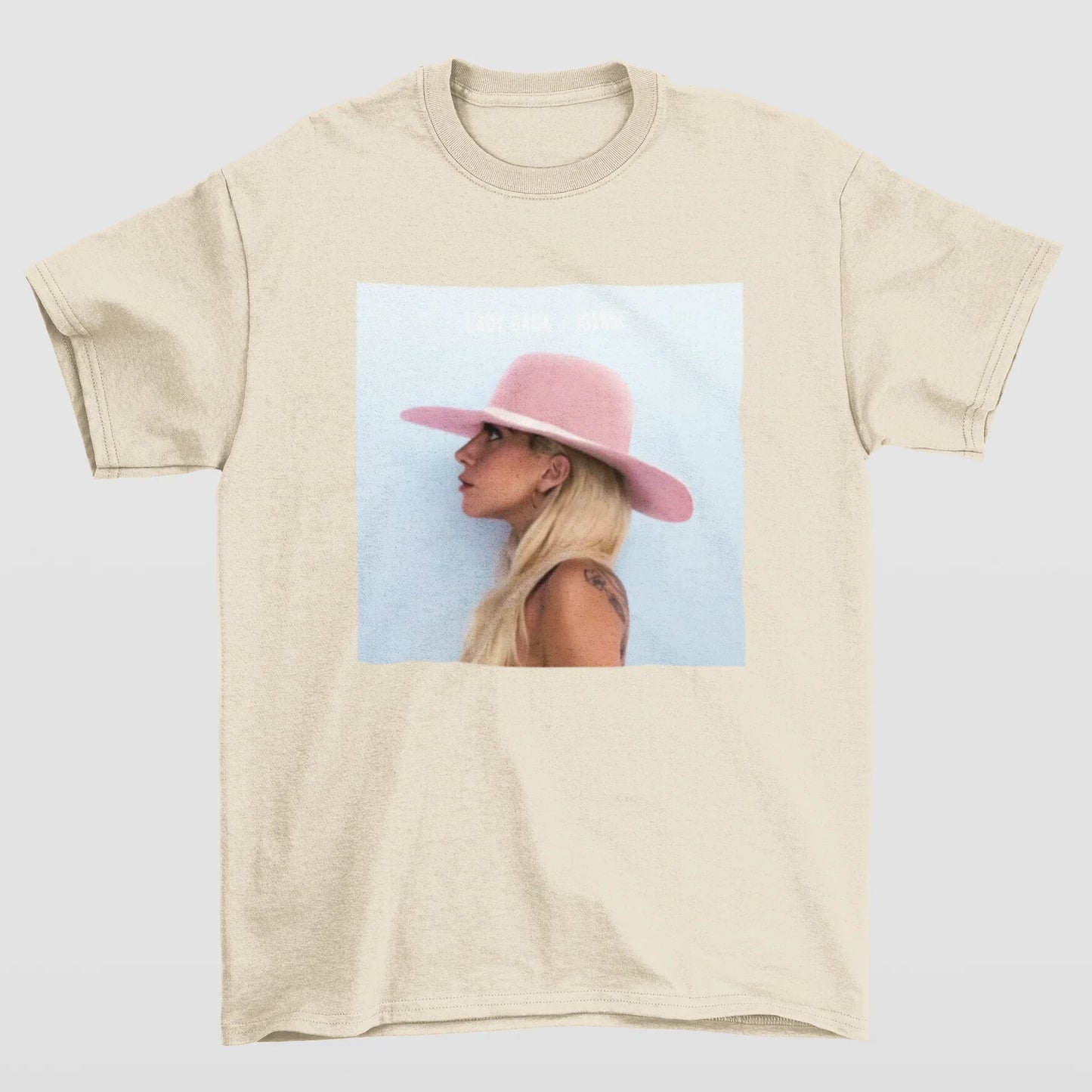 Camiseta Básica Lady Gaga Pink Hat