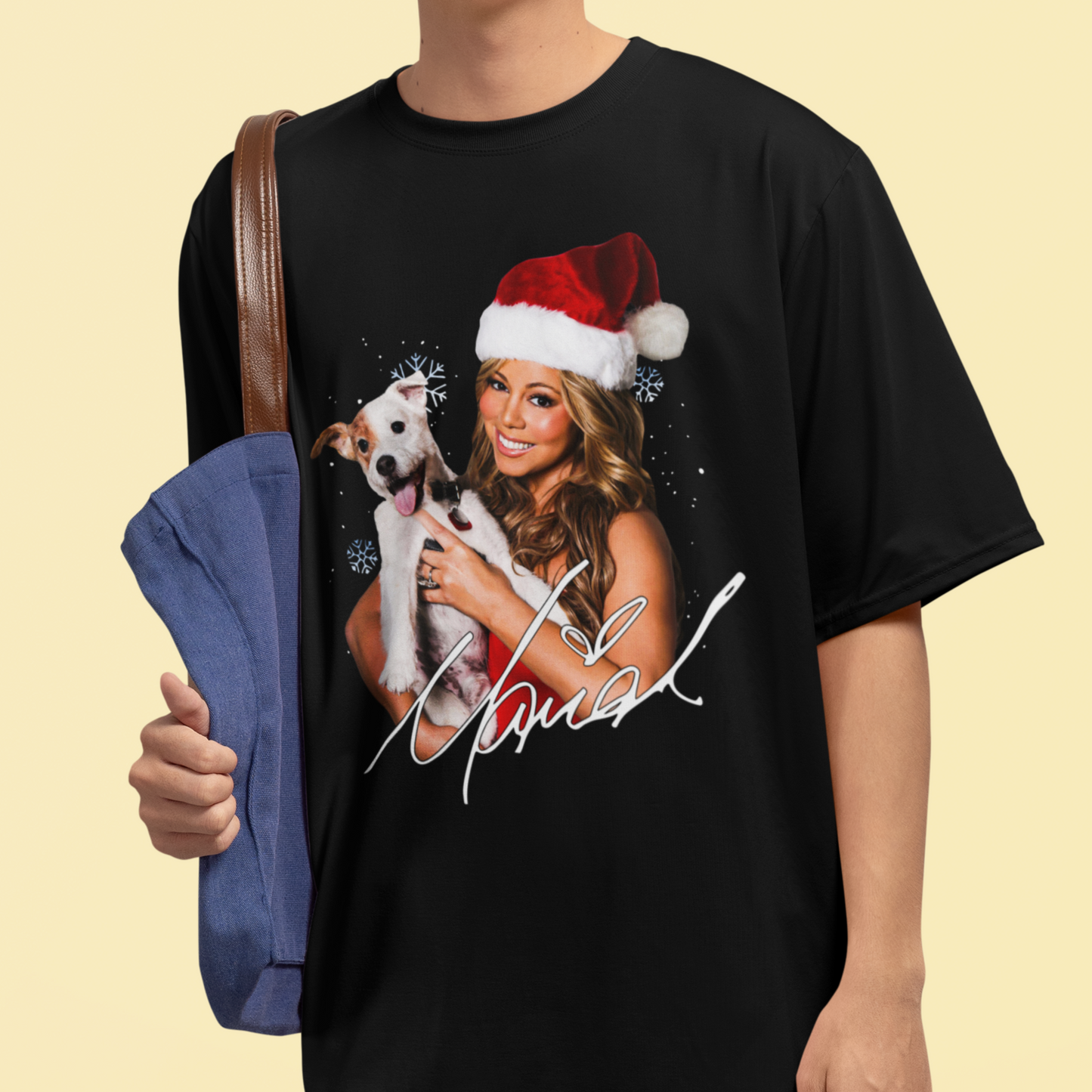 Camiseta Básica Christmas Mariah Carey With A Dog