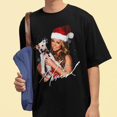 Camiseta Básica Christmas Mariah Carey With A Dog