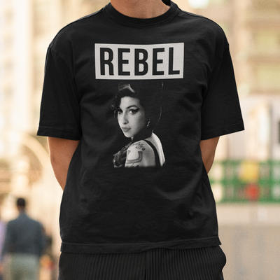 Camiseta Básica Amy Winehouse Rebel